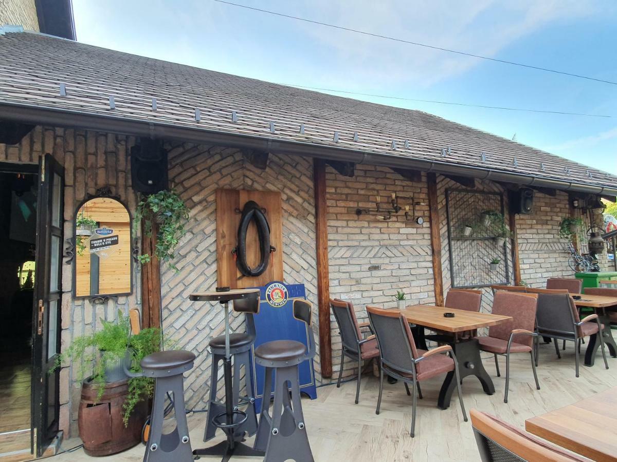 Oldbrick Pub Hotel Sombor Exterior photo