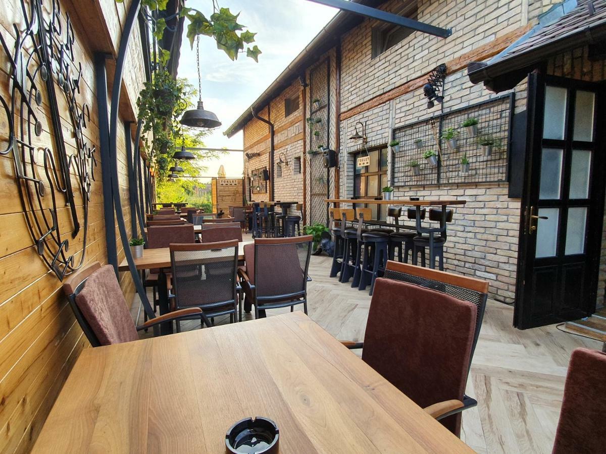 Oldbrick Pub Hotel Sombor Exterior photo